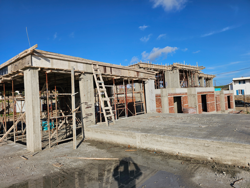 Structural building work and formwork on a MykonosPlan construction site