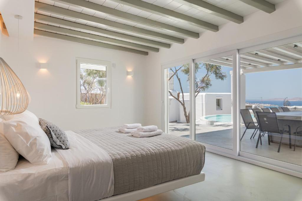 Xenia — Bright bedroom opening outdoors