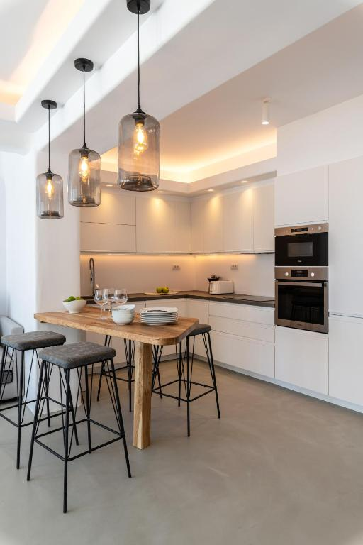 Xenia — Kitchen and dining area