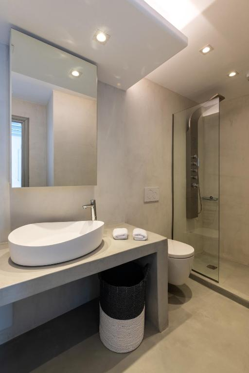 Xenia — Bathroom and shower